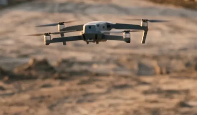 Dron de control sobrevolando la subrasante de la ruta E-55